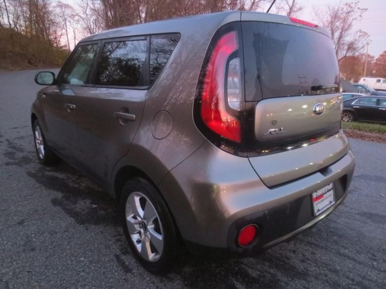 2018 Gray /Gray Kia Soul (KNDJN2A29J7) with an 4cyl engine, Automatic transmission, located at 270 US Route 6, Mahopac, NY, 10541, (845) 621-0895, 41.349022, -73.755280 - Photo #4